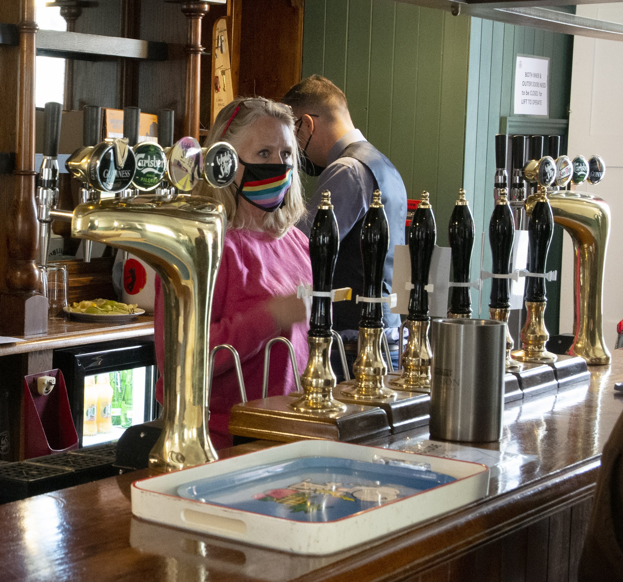 railway_pub_bar_staff
